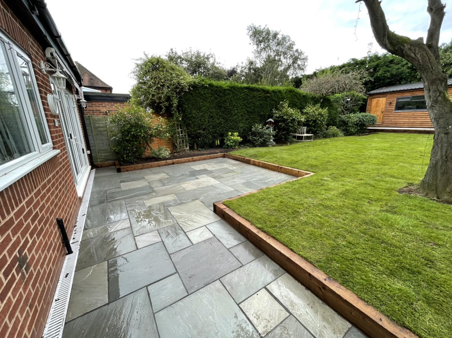 Patio, Fencing, Sleeper Walls, Turfing & New Summer House Installation – Reigate (RH2)