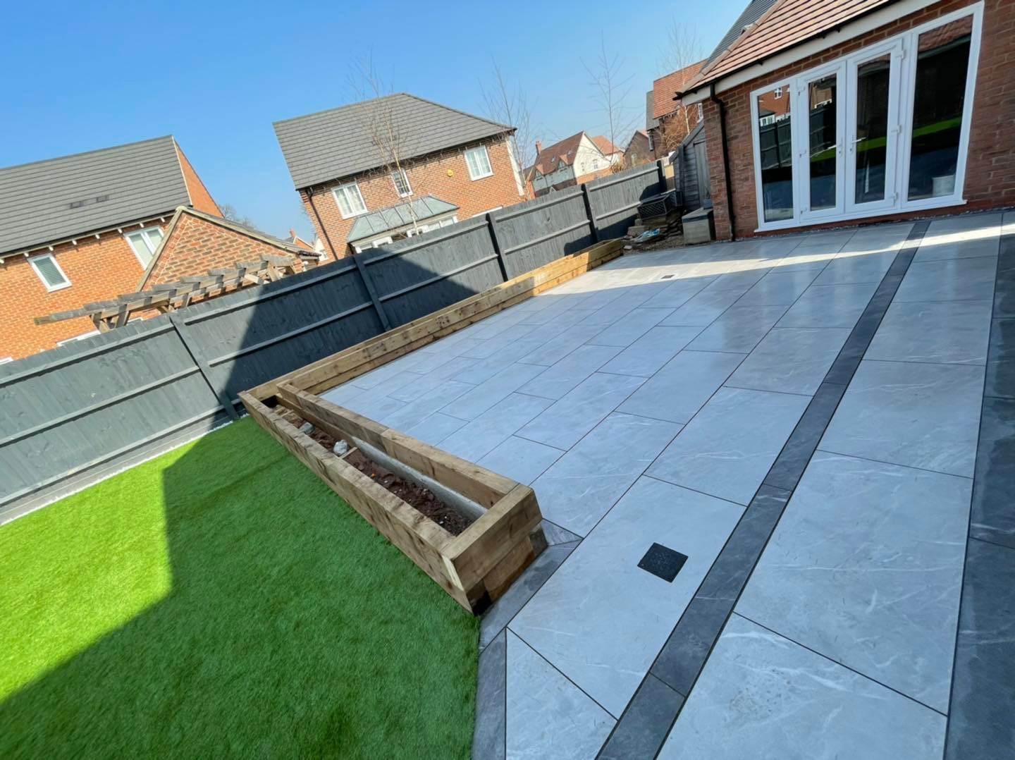 Contemporary Garden Makeover with Planter Sleeper Wall, Artificial Grass and Porcelain Slabs – Norwood (SE25)