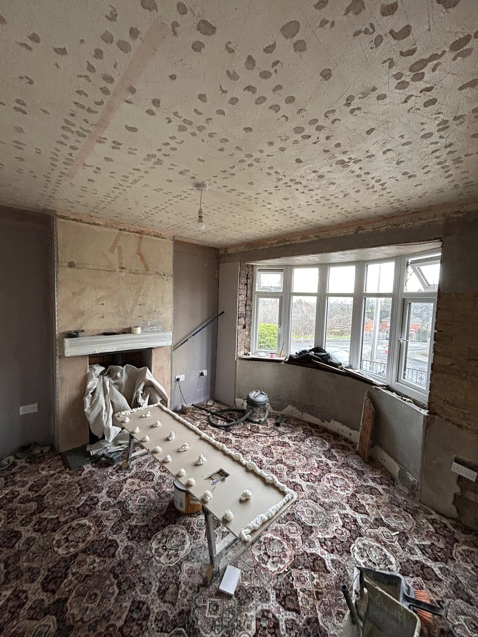 Living Room Plastering & Bay Window Restoration – Notting Hill (𝐖𝟏𝟎)