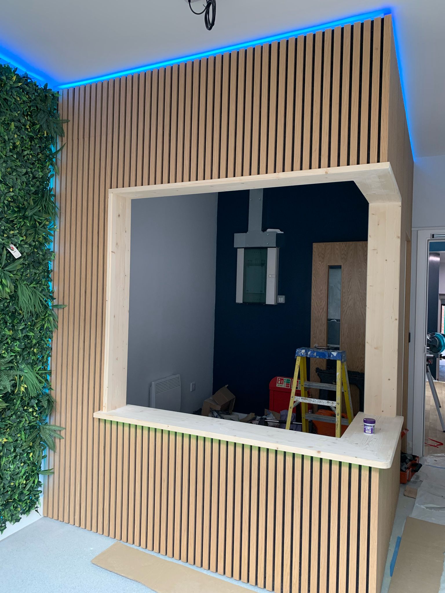 Custom Reception Desk & Timber Wall Feature – Croydon (𝐂𝐑𝟎)