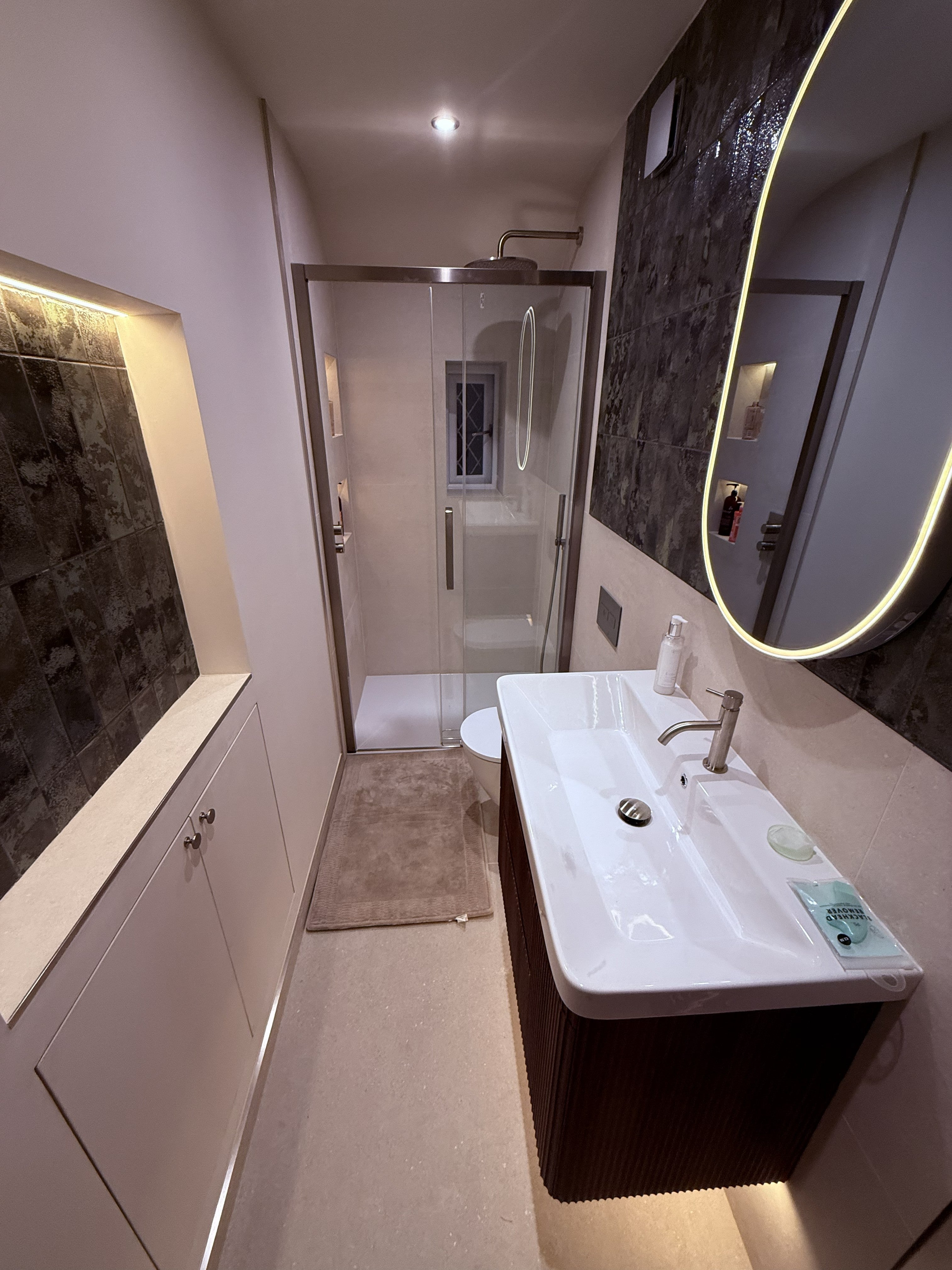 Designer-Grade Luxury En-Suite Bathroom with Large-Format Porcelain Tiles – Sutton (SM2)